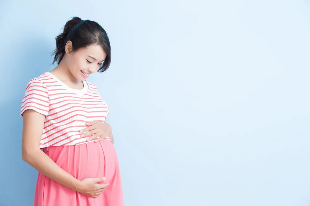 Bayi baru lahir dengan kartu nama bertuliskan aksara