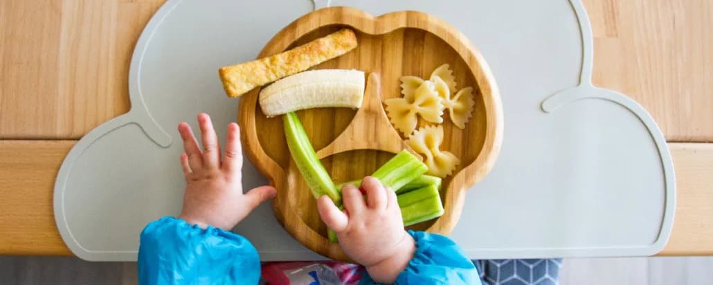 anak makan sendiri