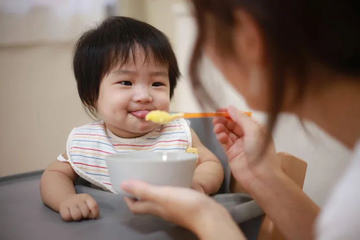 anak makan sendiri