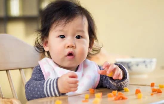 anak makan sendiri