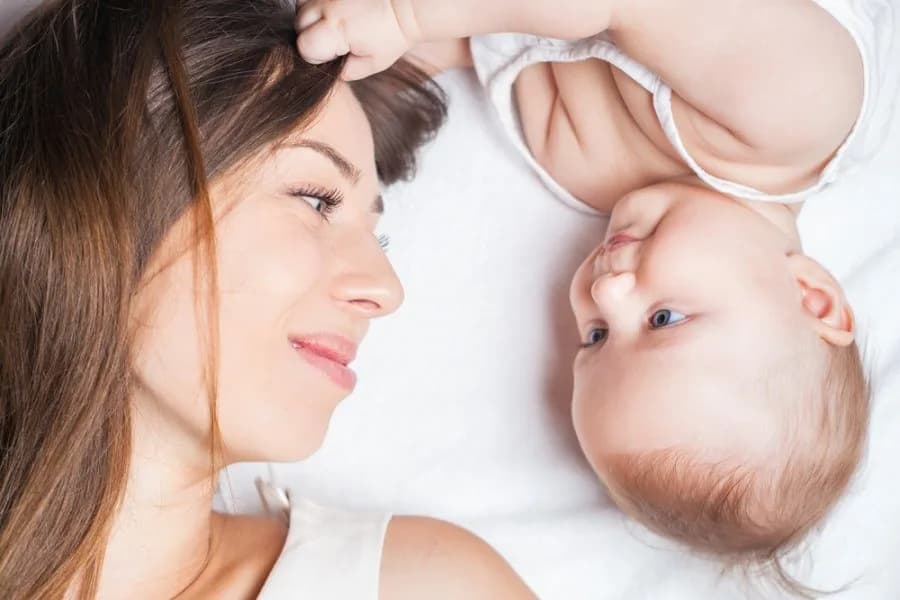 Apakah Benar Bayi Main Ludah Bikin Rambut Ibu Rontok?