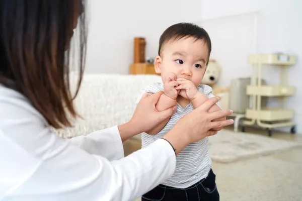 Kebiasaan Bayi Suka Isap Jempol Tangan