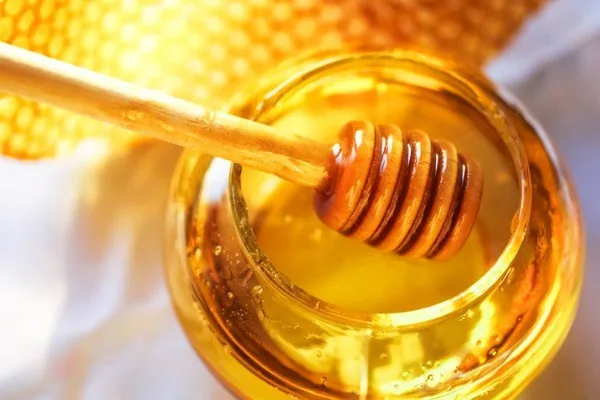5 Manfaat Luar Biasa Masker Madu untuk Menutrisi Kulit Wajah