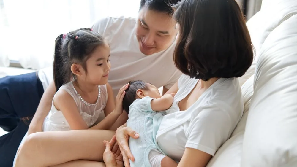 Tips Menolak Kerabat Mengunjungi Bayi Baru Lahir Selama Pandemi