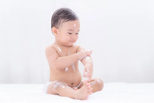 Alasan Mama Tidak Boleh Gunakan Lotion Biasa untuk Bayi