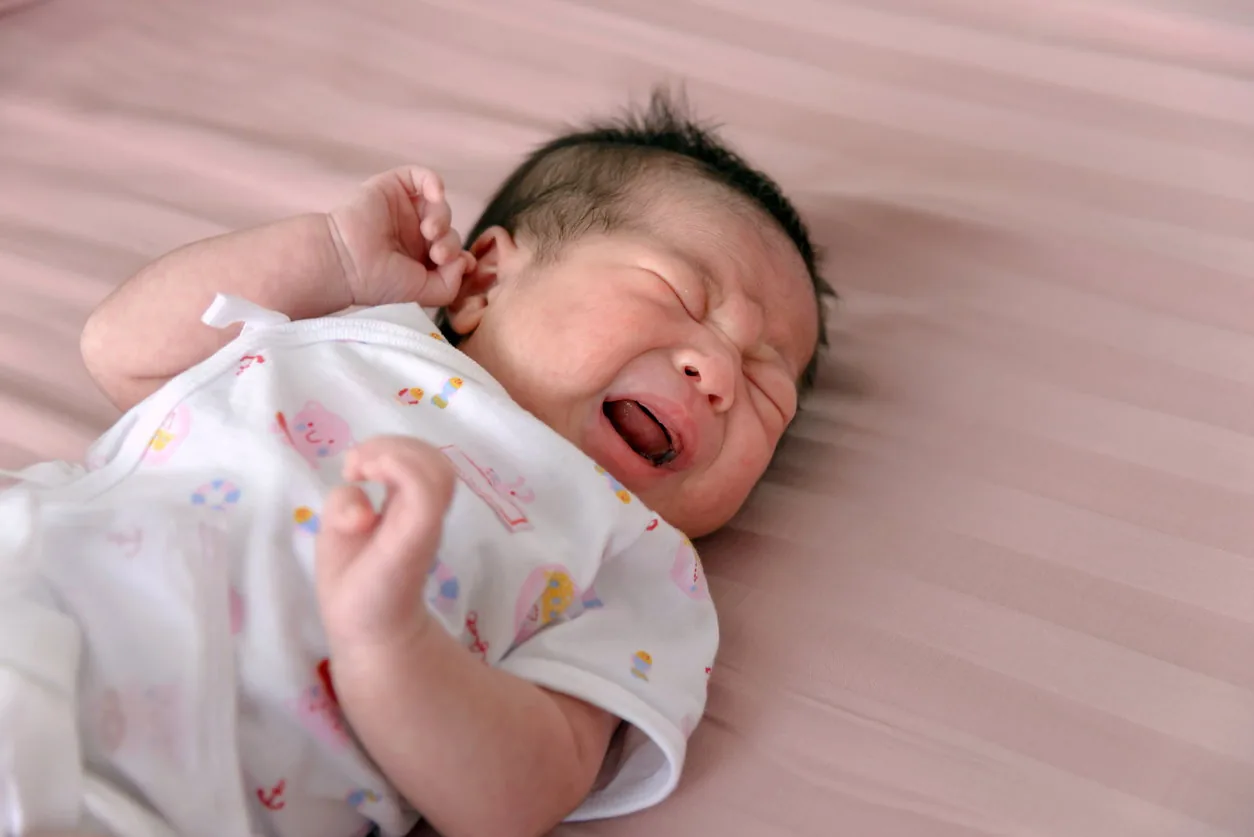 Bayi nangis nalika saré ing bok