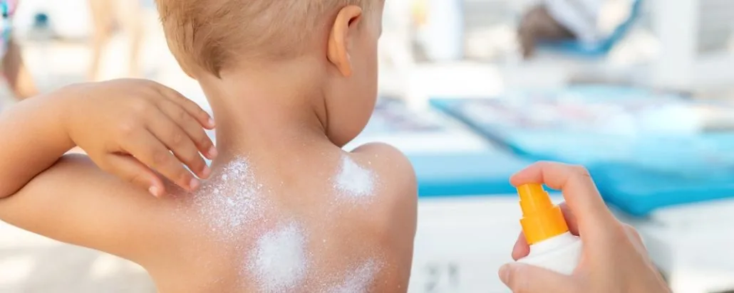 Anak sedang Menggunakan Sunscreen