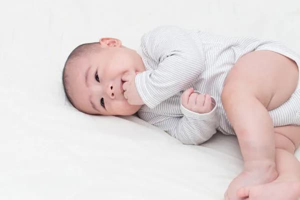 cara mengatasi bayi yang suka memasukan jari tangan ke dalam mulut