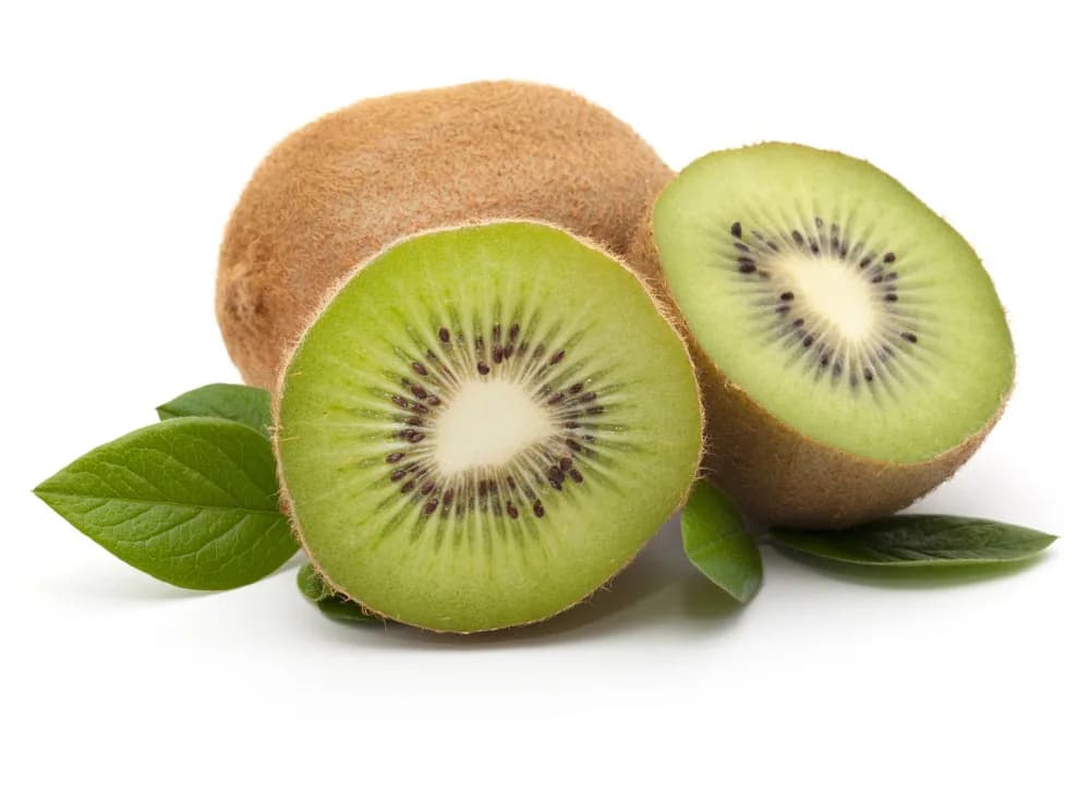 Buah kiwi utuh dan belahannya