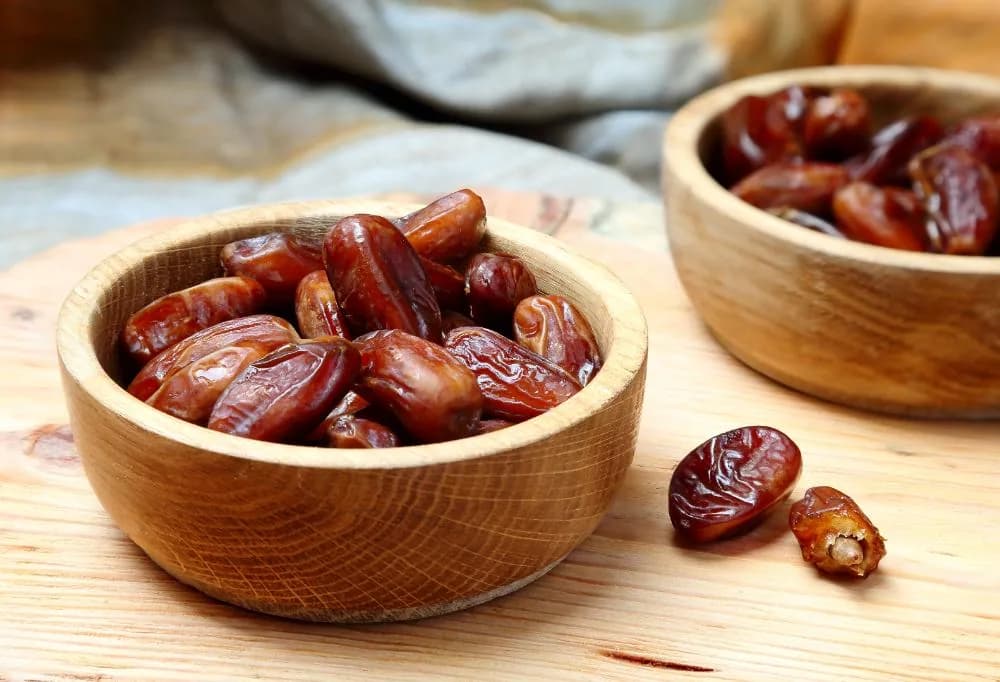 Kurma bisa melancarkan ASI karena dapat meningkatkan hormon oksitosin, lho!