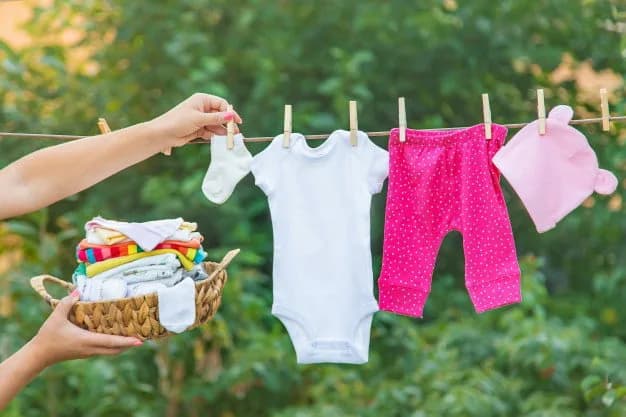 Mencuci pakaian bayi