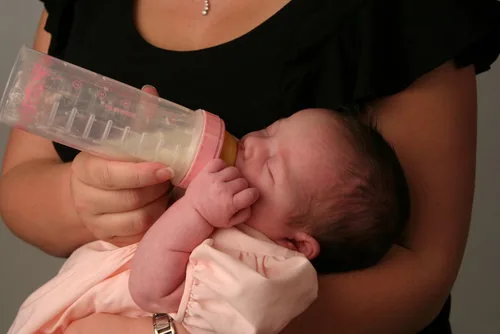 Pilih Botol Bayi yang Sesuai dengan Usia Bayi