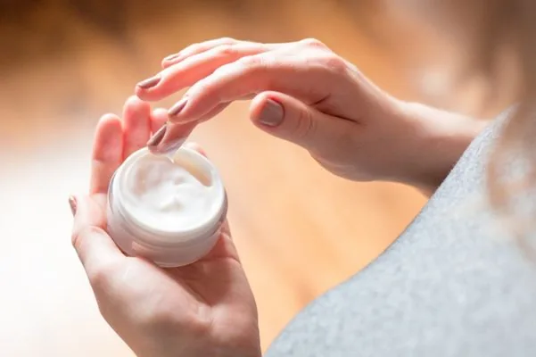 Mama sedang Mencuil Moisturizer dari Tempatnya