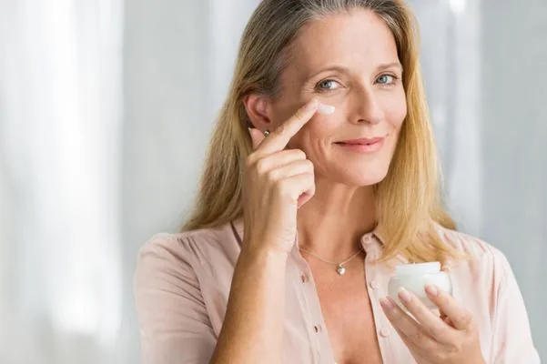 Potret Mama sedang Menggunakan Moisturizer di Wajah