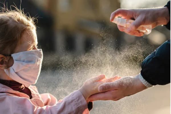 Cara Memakai Hand Sanitizer yang Aman untuk Makan