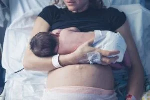 Ibu Menyusui Bayi Baru Lahir