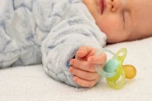 Anak memegang dot bayi
