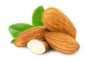 Kacang almond utuh dan belahannya
