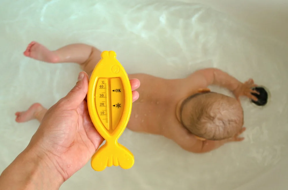 belajar memandikan bayi