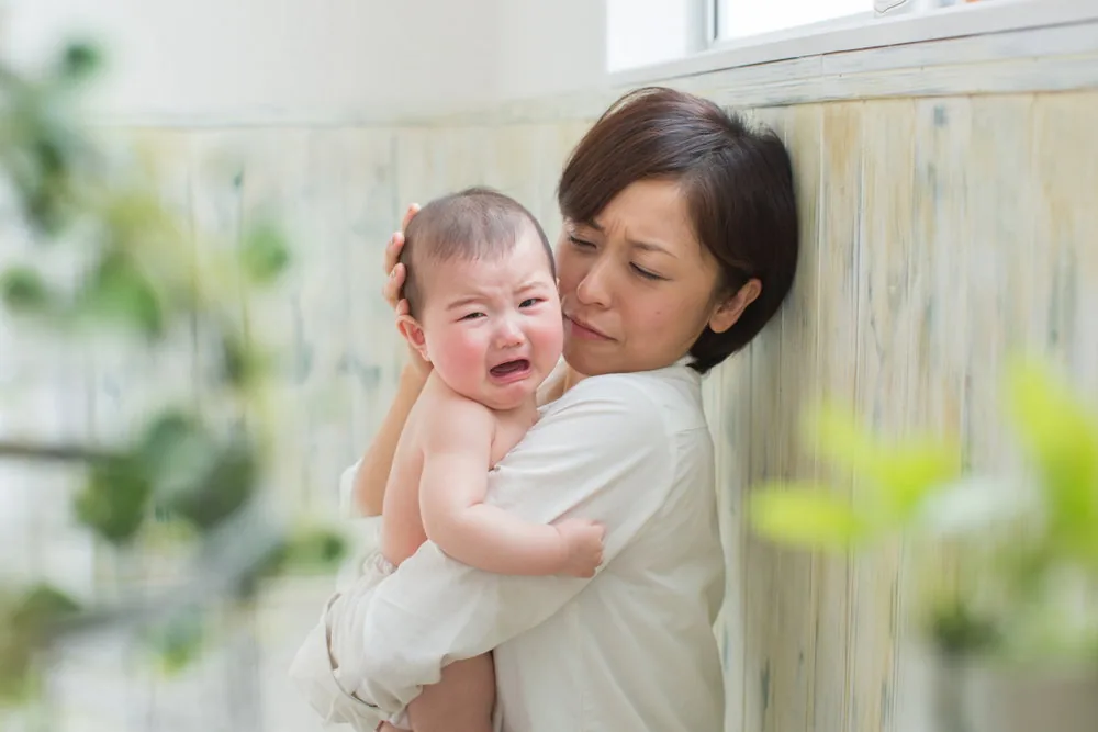 ibu menenangkan bayi menangis