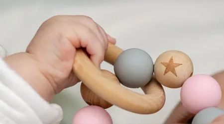 Usia 6-8 bulan, bayi mulai menggenggam
