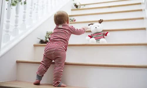 Bayi merangkak menaiki anak tangga