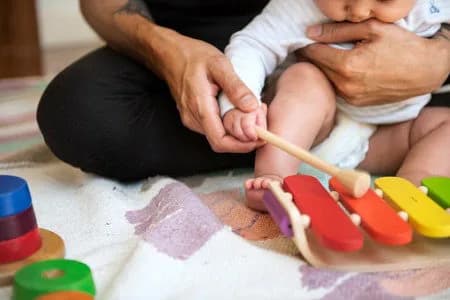 tahap perkembangan bayi 0 - 12 bulan