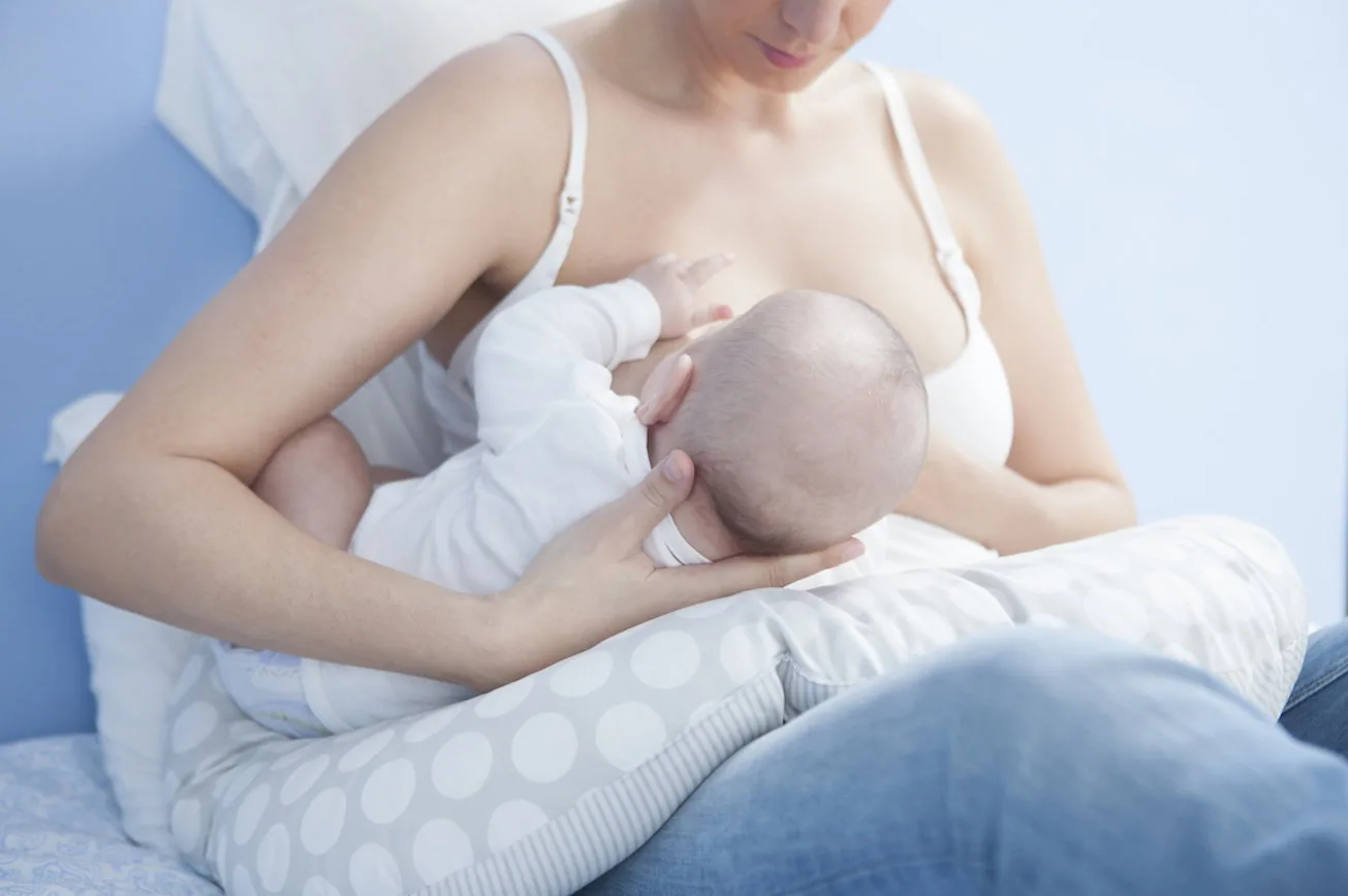 Bantal Menyusui, Apa Manfaatnya untuk Kesehatan Mama dan