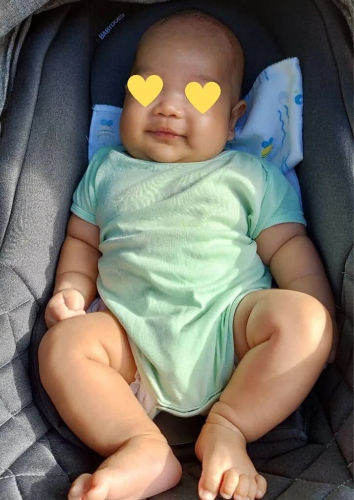 Kyo berbaring di kursi bayi