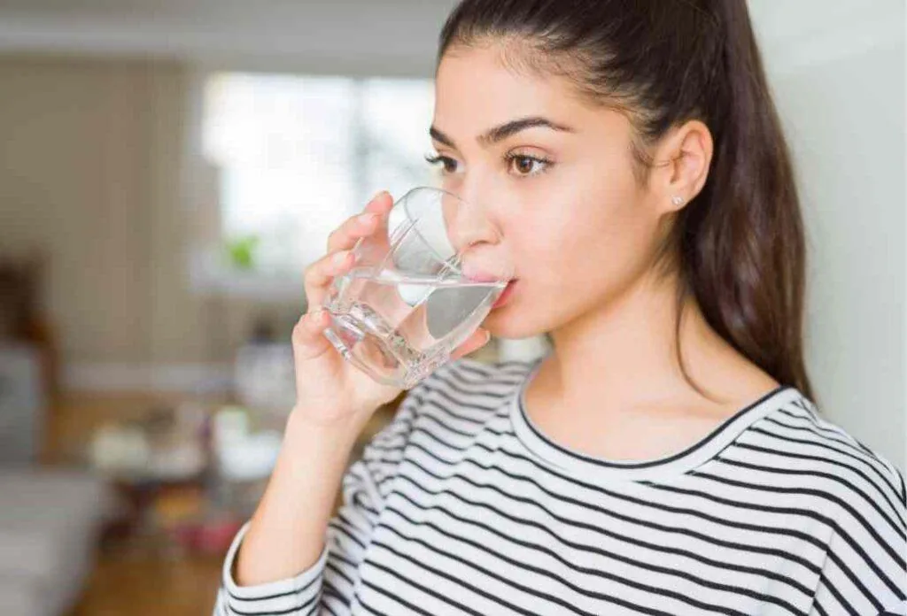 4. Banyak minum air putih