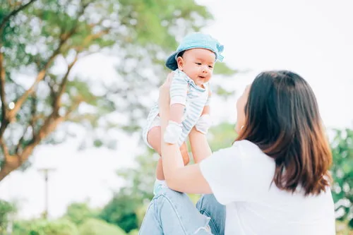 menggendong bayi