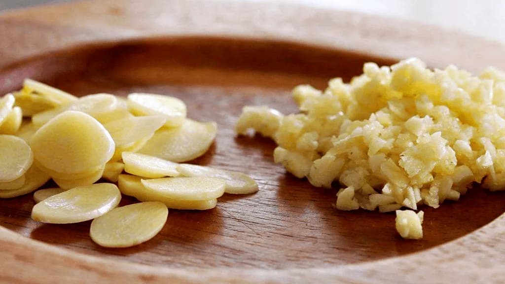 bawang putih dihaluskan bisa jadi alternatif obat sakit gigi yang alami.