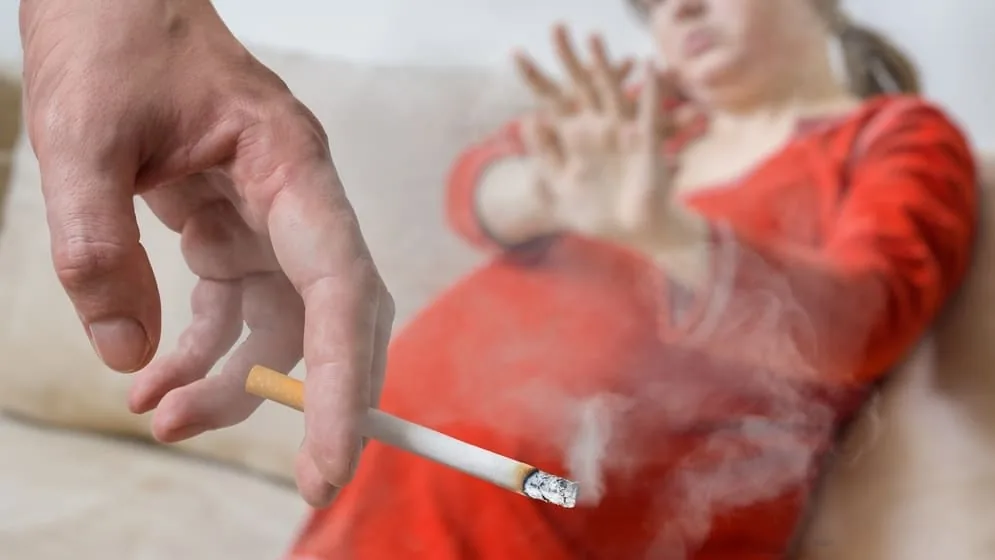rokok adalah salah satu pantangan ibu hamil.