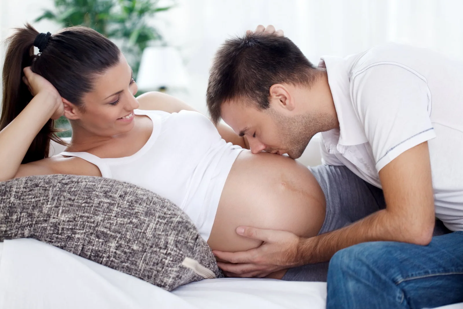 Tak Cuma Pelukan Suami, 5 Sentuhan Ini Bisa Membuat Ibu
