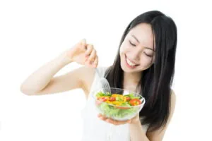 2. Mengonsumsi makanan bergizi