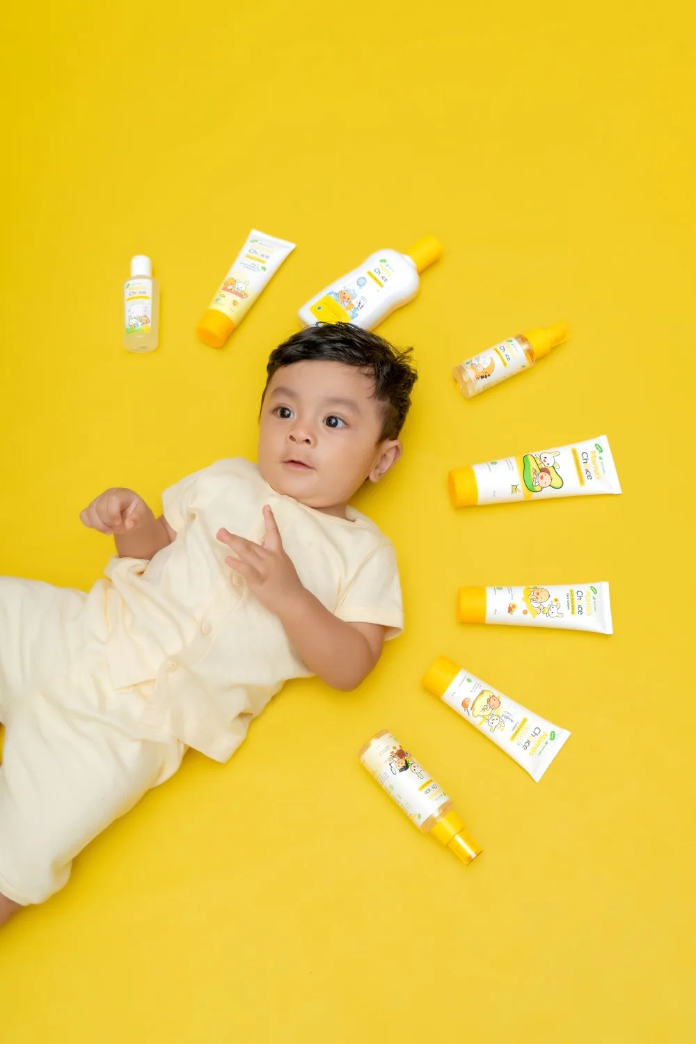 Bayi tidur telentang di permukaan yang rata