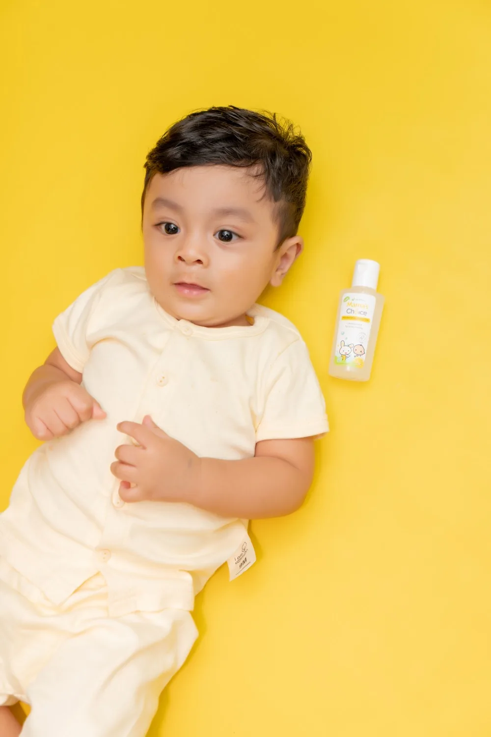 Bayi berbaring tenang, siap dipijat