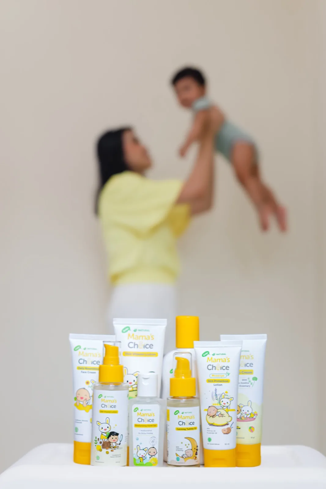 Mama mengangkat si Kecil