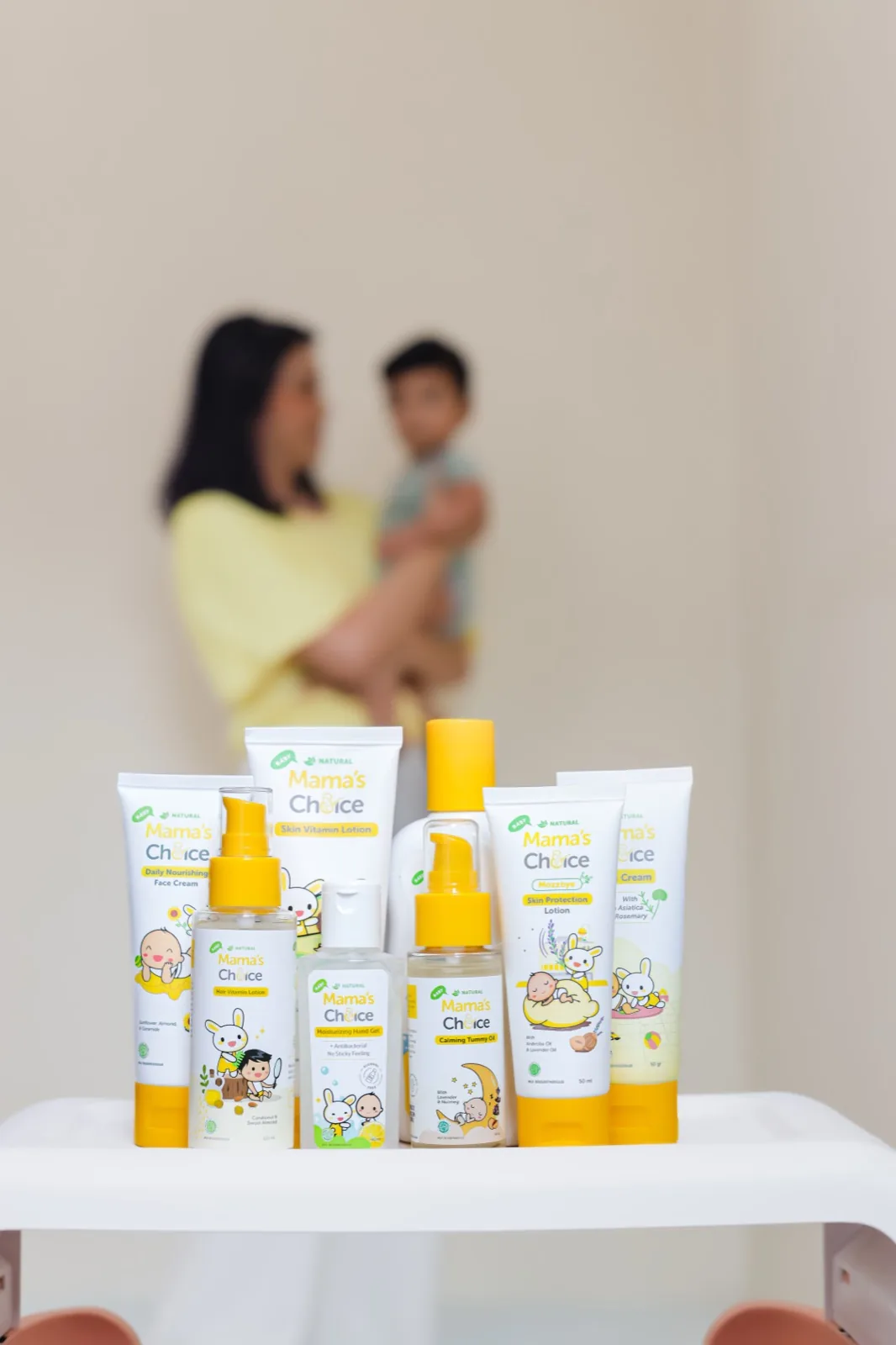 Mama menggendong si Kecil di rumah