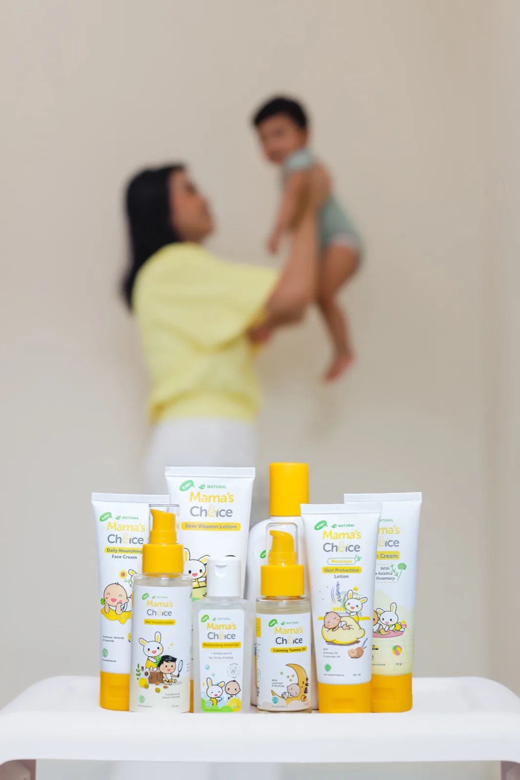 Mama menggendong si Kecil