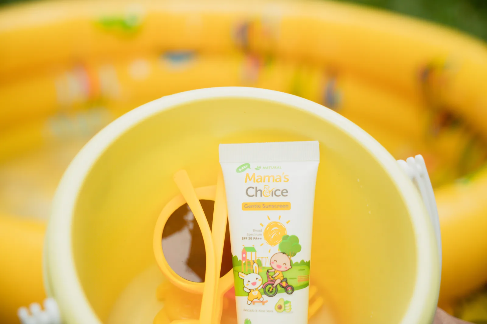 Baby Gentle Sunscreen Mama's Choice di tepi kolam renang anak