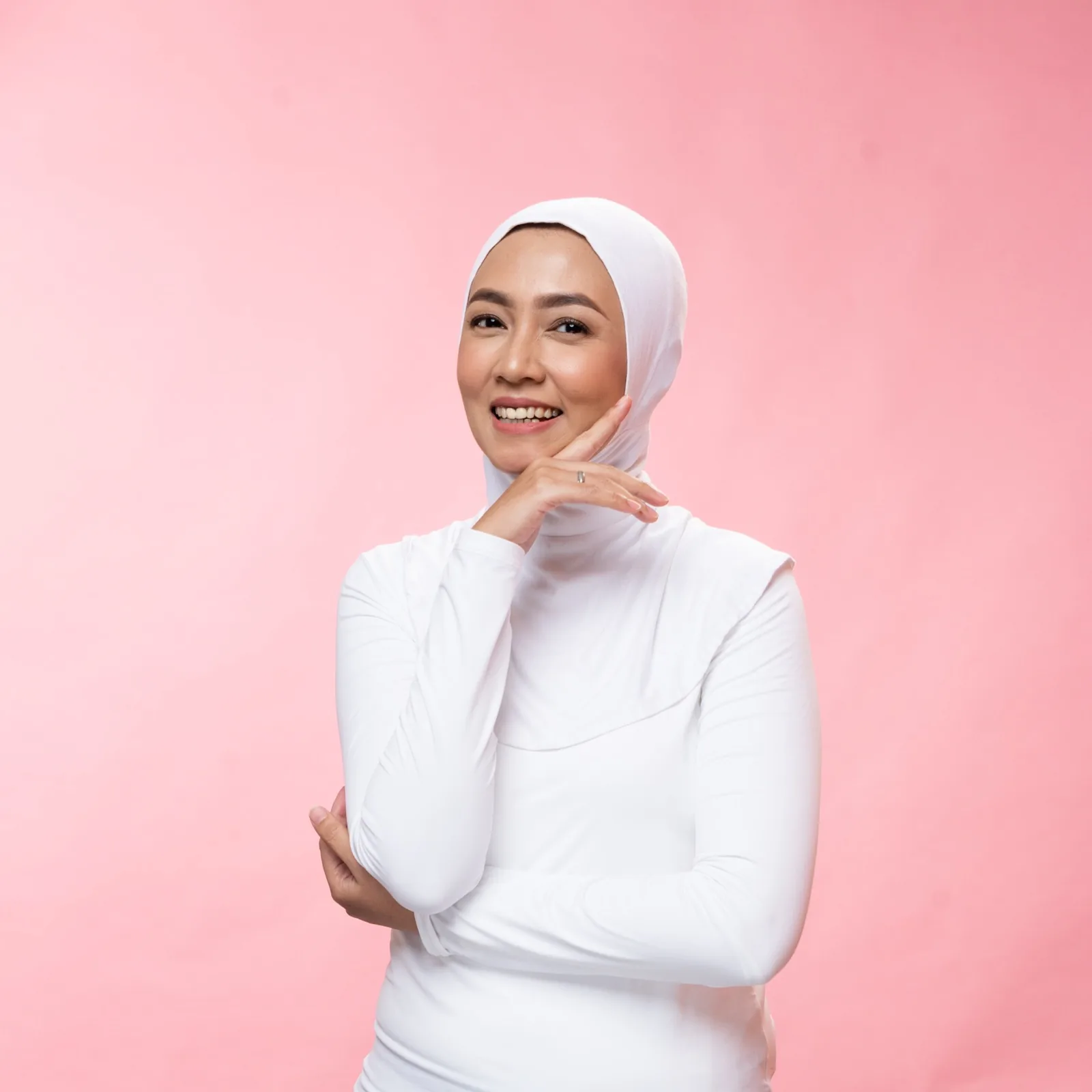 Mama berhijab tersenyum, merawat rambut di balik hijab