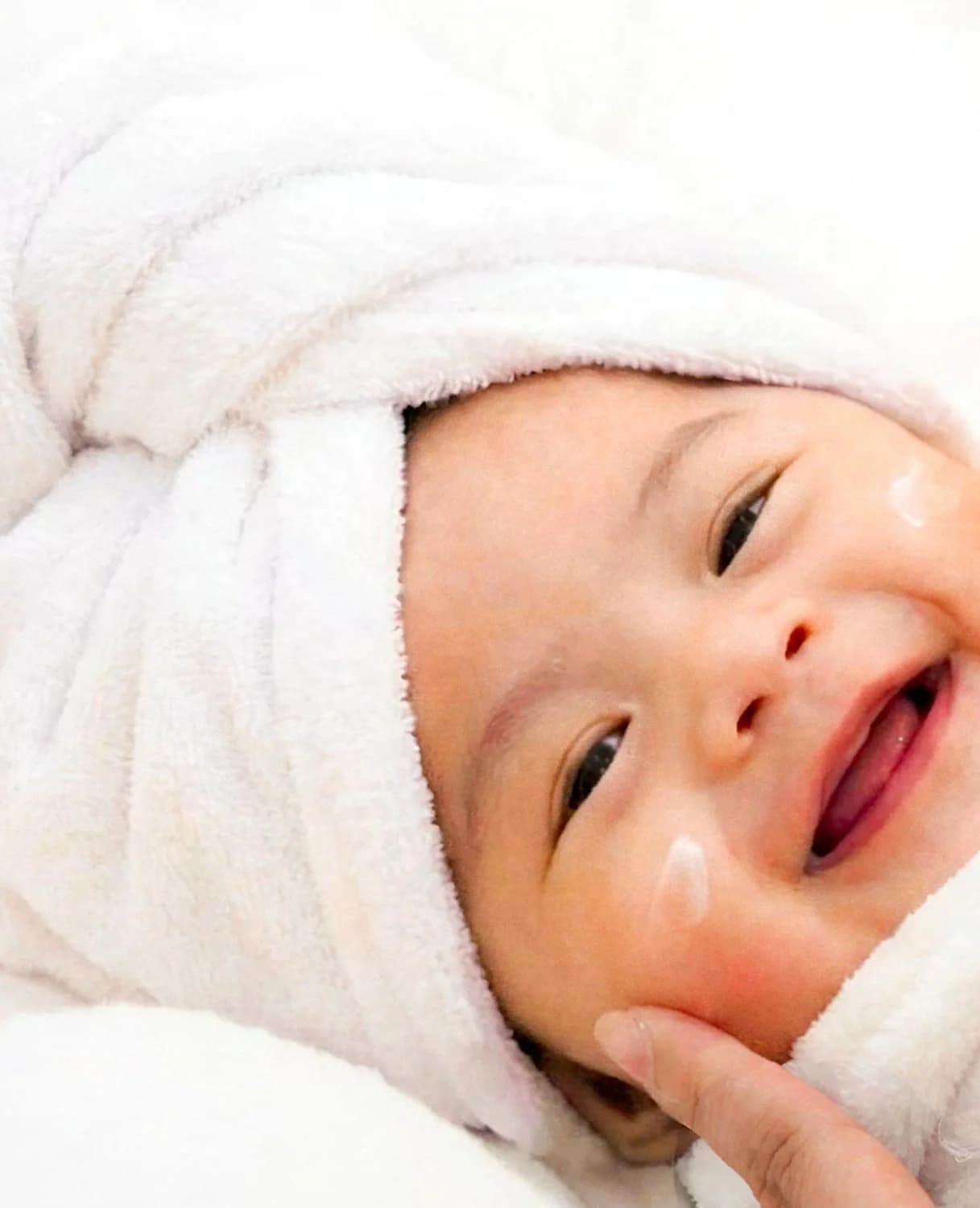 Bayi berbalut handuk setelah mandi