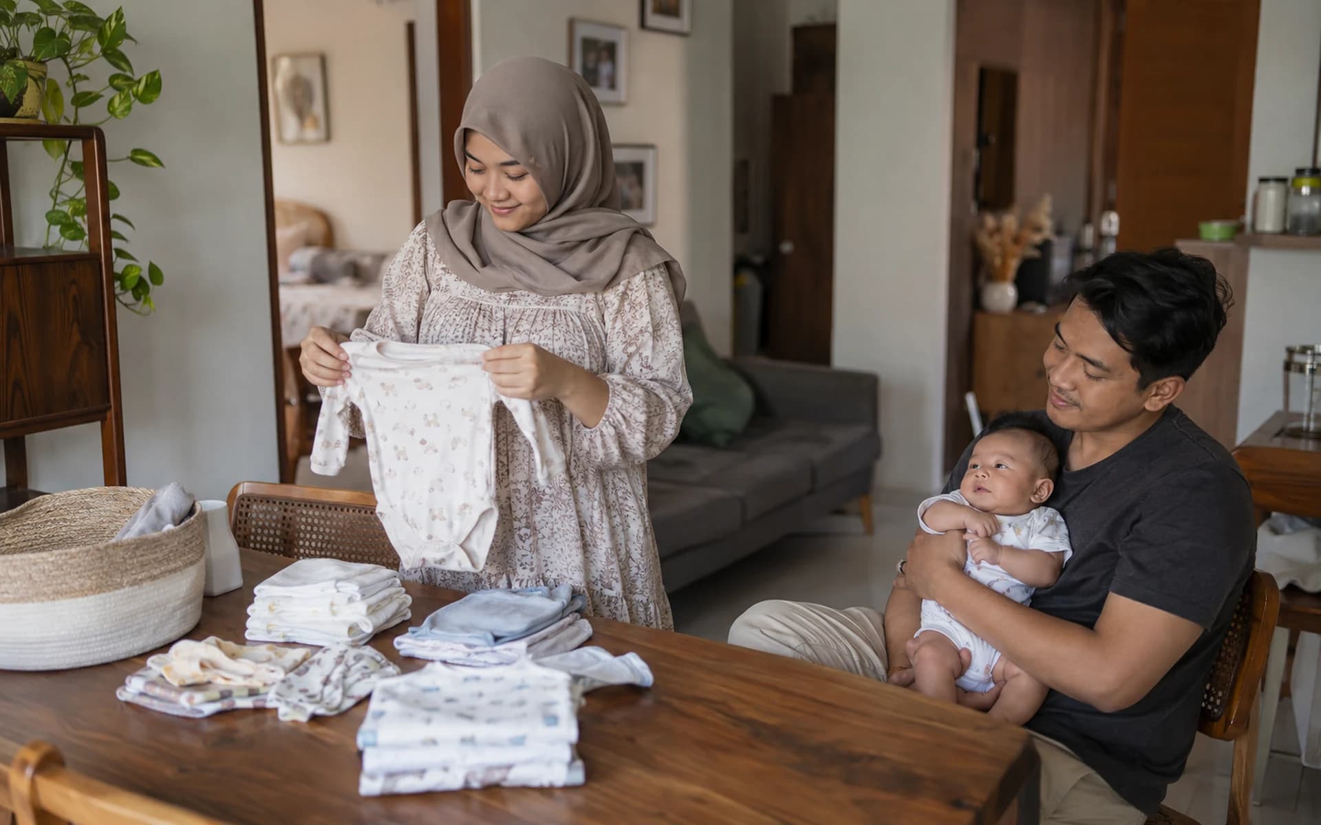 Ibu di rumah bersama keluarganya