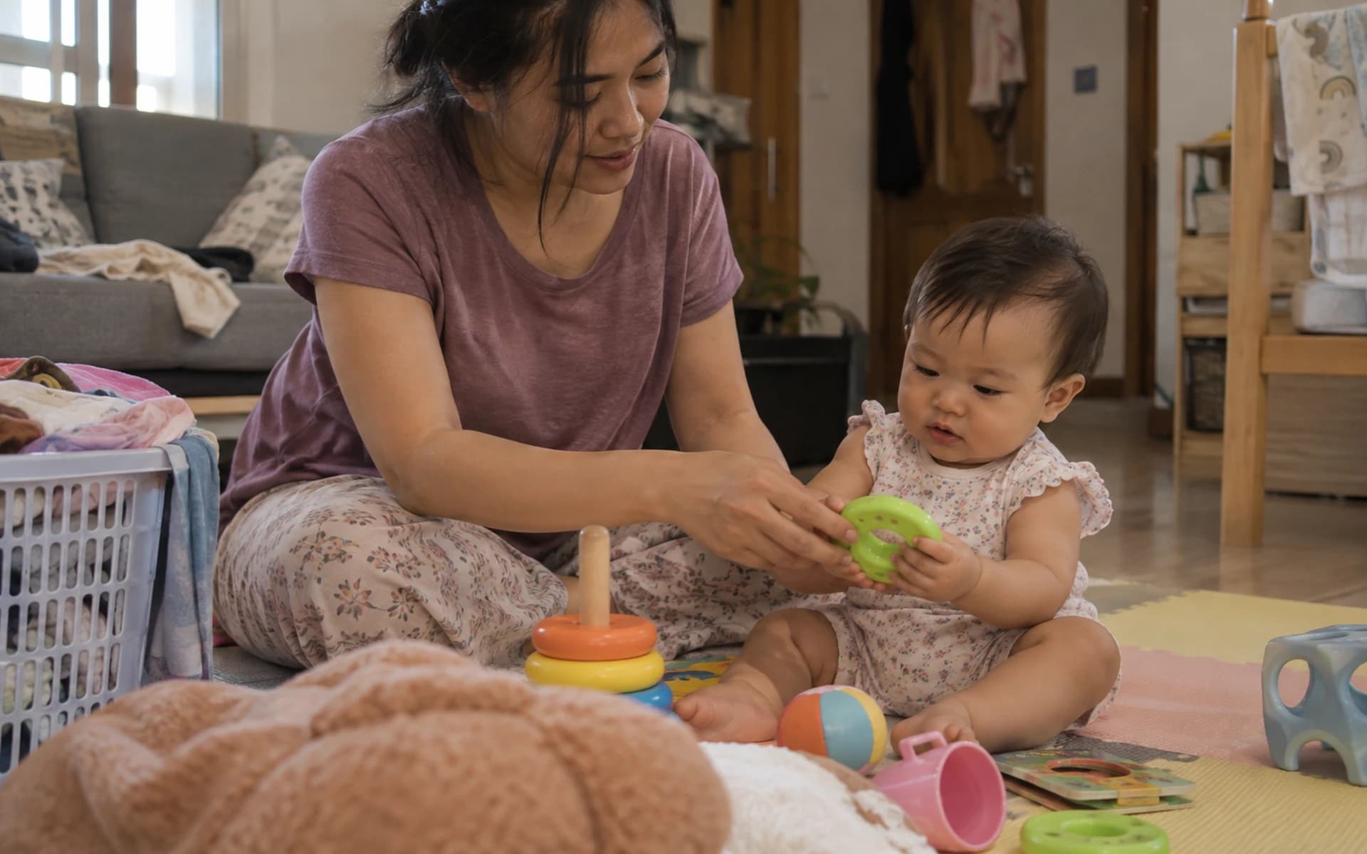 Bayi bermain di lantai bersama orang tuanya di rumah