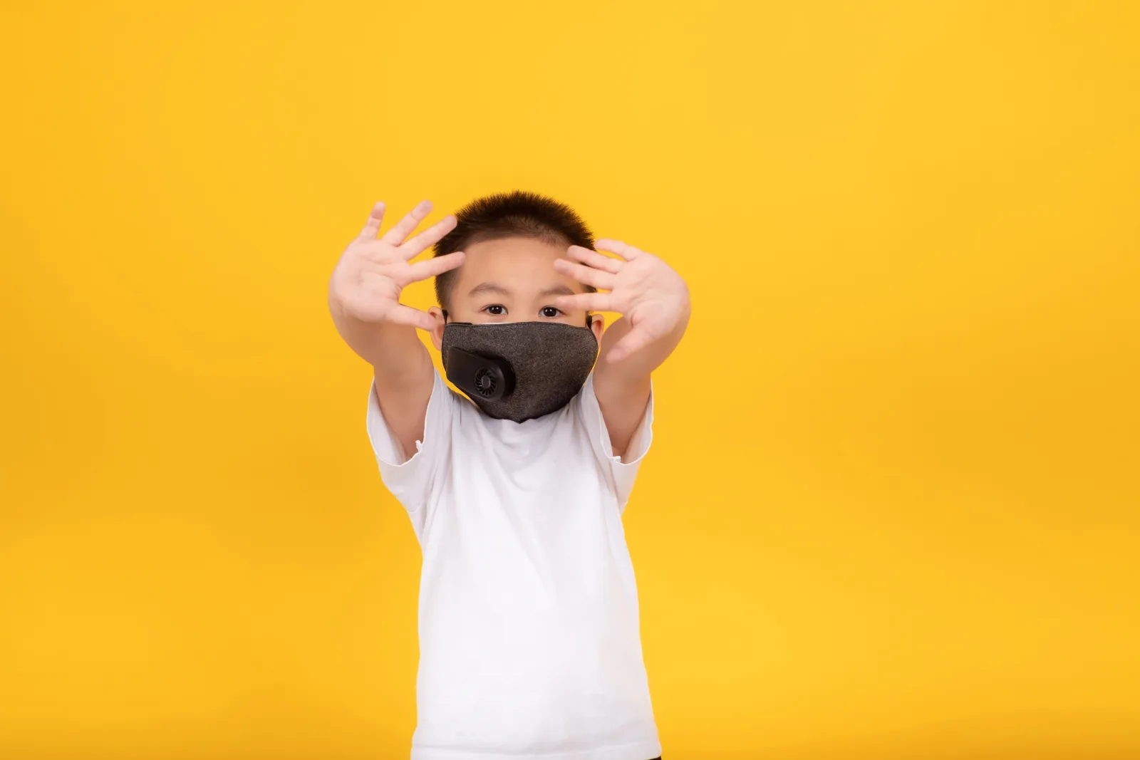 Anak mengenakan masker