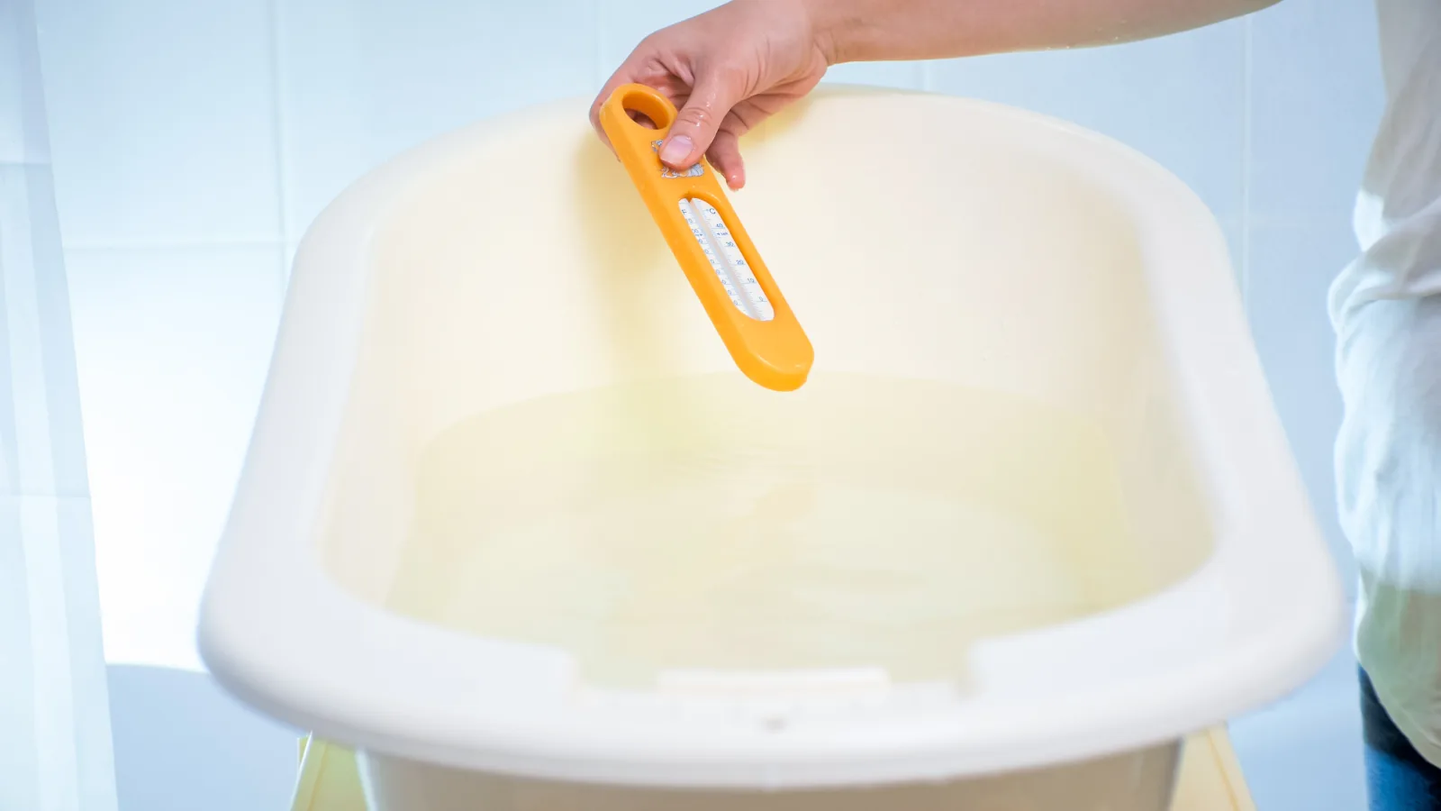 Bak mandi bayi dengan termometer air