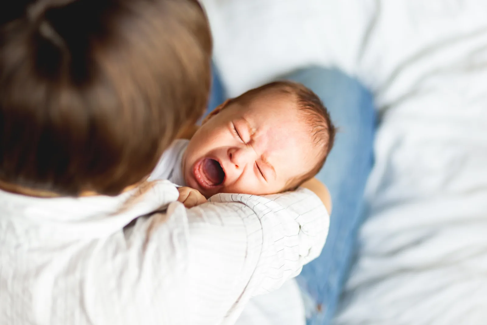Bayi baru lahir sedang menguap