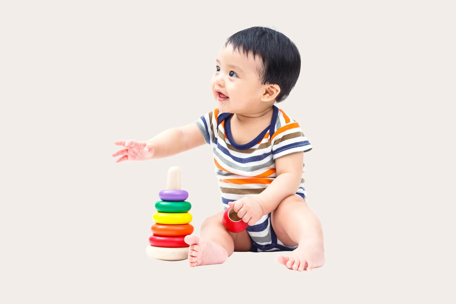 Bayi bermain mainan susun