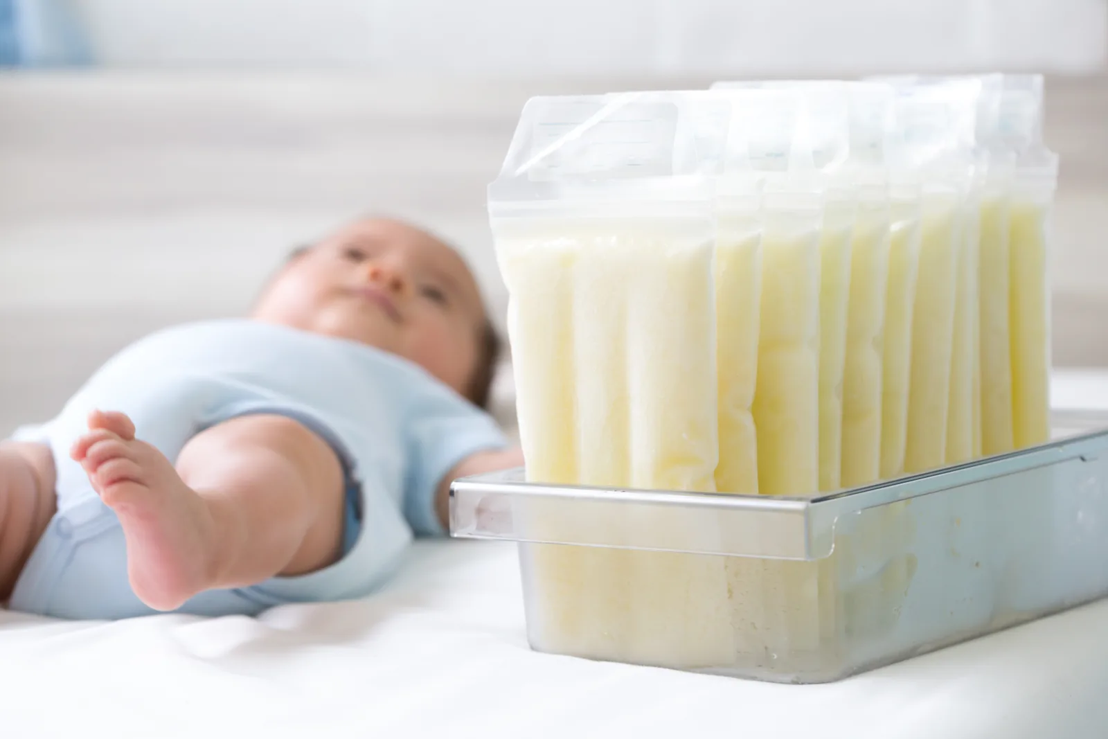 Bayi di samping kantong ASI perah